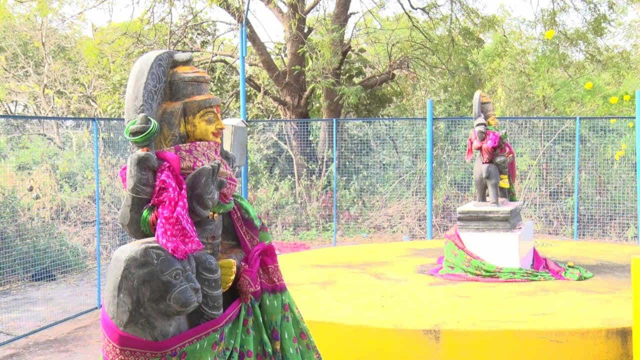 అపార కాకతీయ సేన ధాటికి తట్టుకోలేక మేడ రాజ,పగిడి గిద్దరాజు,సారక్క,నాగులమ్మ,గోవిందరాజులు యుద్ధంలో మరణించారు. జంపన్న కు తీవ్ర గాయాలయ్యాయి. తరువాత సంపెంగ వాగులో శవమై తేలాడు. .అప్పటి నుంచి సంపెంగ వాగు జంపన్నవాగుగా ప్రసిద్ధి చెందింది. ఇక సమ్మక యుద్ధభూమిలో కాకలు తీరిన కాకతీయుల సైన్యాన్ని ముప్పుతిప్పలు పెట్టి వీరోచితంగా పోరాటం సాగించింది. గిరిజన మహిళ యుద్ధ నైపుణ్యానికి ప్రతాపరుద్రుడు అశ్వర్య చకితుడయ్యాడు. సమ్మక్క రక్తపు దారాల తోనే చిలుకల గుట్ట వైపువెళ్తూ మార్గమధ్యంలోనే అదృశమవుతుంది.