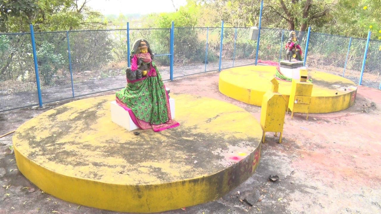 జగిత్యాల చుట్టుపక్కల ప్రాంతాల్లో సమ్మక్క సారలమ్మ జాతరకు సిద్ధం అవుతుంటే. పొలాసవాసులు సమ్మక్క తమ ప్రాంతానికి చెందిన వీర వనిత గా చెప్పుకుంటున్నారు. జగిత్యాల సమీపంలోని పొలాస ను పాలించిన మేడ రాజు కూతురే సమ్మక్క అని ఆ ప్రాంత వాసుల నమ్మకం. ఇప్పటికే  పలు  పరిశోధనల్లో ఇక్కడే జన్మించిదని తేలింది. దట్టమైన అటవీ ప్రాంతంలో సమ్మక్క కొలువై ఉన్నారని చరిత్రకారులు చెబుతున్నారు. మేడ రాజుకి అటవీ ప్రాంతంలో శిశువు దొరికింది. ఆమెను తెచ్చుకొని పెంచుకొని సమ్మక్క గా నామకరణం చేశారు. తరువాత..మేనల్లుడు తో వివాహం జరిపించారు.