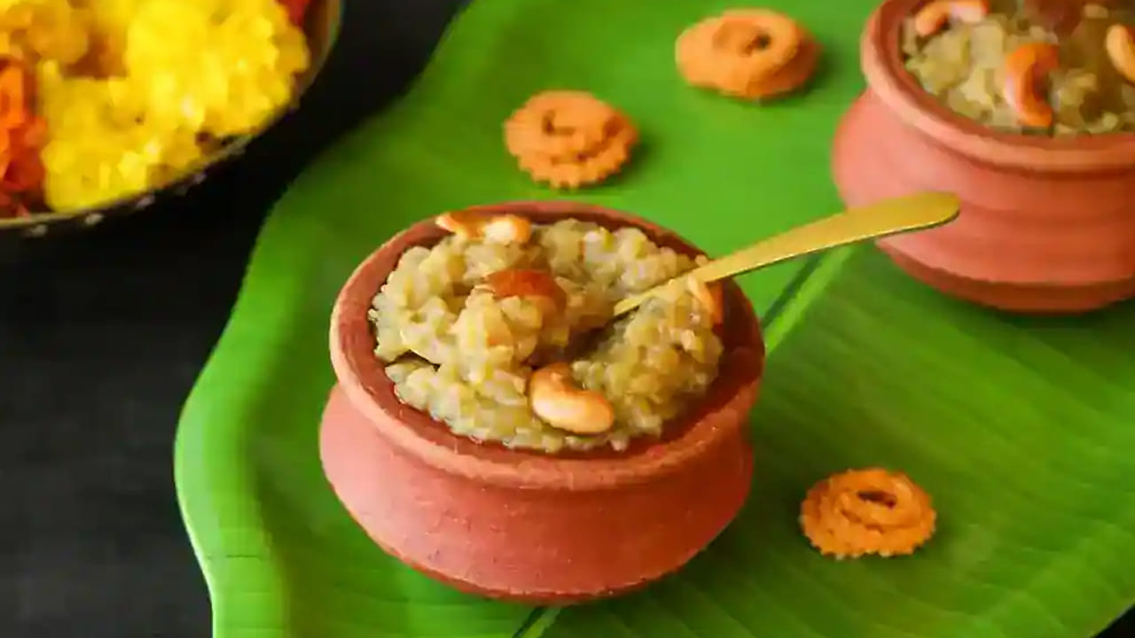 అదే విధంగా చక్కెర పొంగల్ మంచి రుచి, వాసన రావాలి అంటే, దానిని వండే క్రమంలో బెల్లం కాస్త తగ్గించి, కర్కండు, మూడు టీస్పూన్స్ మిల్క్ మెయిడ్, కొద్దిగా కొబ్బరి పాలు కలపడం వలన చాలా అద్భుతంగా ఉంటుందంట. ఒక స్పూన్ తిన్నా, ఆ టేస్ట్ జీవితంలో మర్చిపోము, అంత అద్భుతంగా ఉంటందని చెబుతన్నారు నిపుణులు.అంతే కాకుండా అందులో కొబ్బరి తురుము, అలా కొబ్బరిని చిన్న చిన్న ముక్కలుగా తరిగి వేయడం, జీడిపప్పు, వీటన్నింటి నెయ్యిలో వేయించి వేయడం వలన రుచి బాగుంటుందంట. 