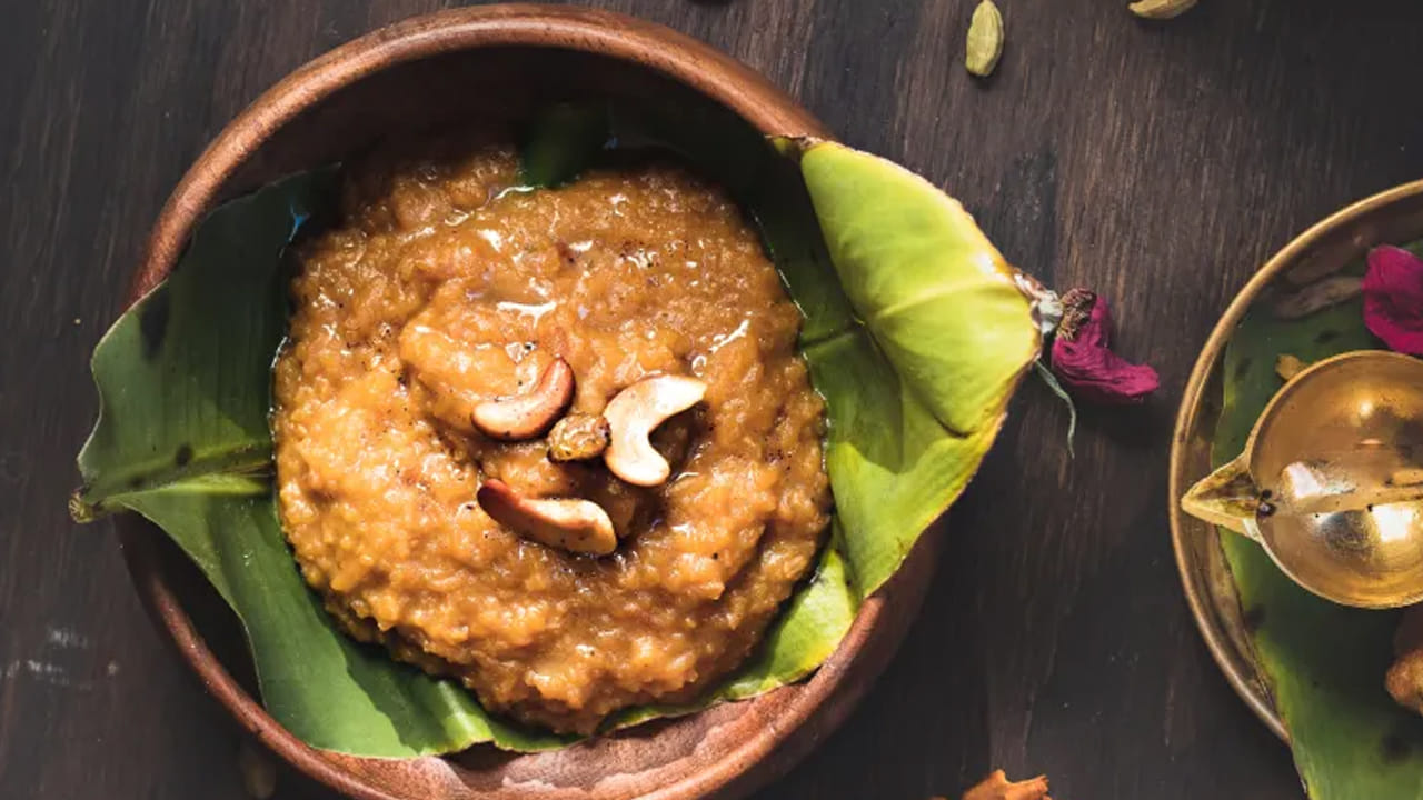 అదే విధంగా చక్కెర పొంగల్ కోసం పాకం తారు చేసినప్పుడు, దాంట్లో కాస్త నెయ్యి వేయడం వలన పొంగల్ రచి, వాసన పెరుగుతుంది. అంతే కాకుండా ఇది మంచి రుచిని ఇస్తుందంట. అలాగే పొంగల్లో కొబ్బరి తురుము, ఎండు ద్రాక్ష , జీడిప్పులు ఇవన్నీ చక్కెరతో కలపడం వలన పొంగల్ నుంచి వచ్చే గుమ గుమలు ప్రతి ఒక్కరి మనసు దోచుకుంటాయి.