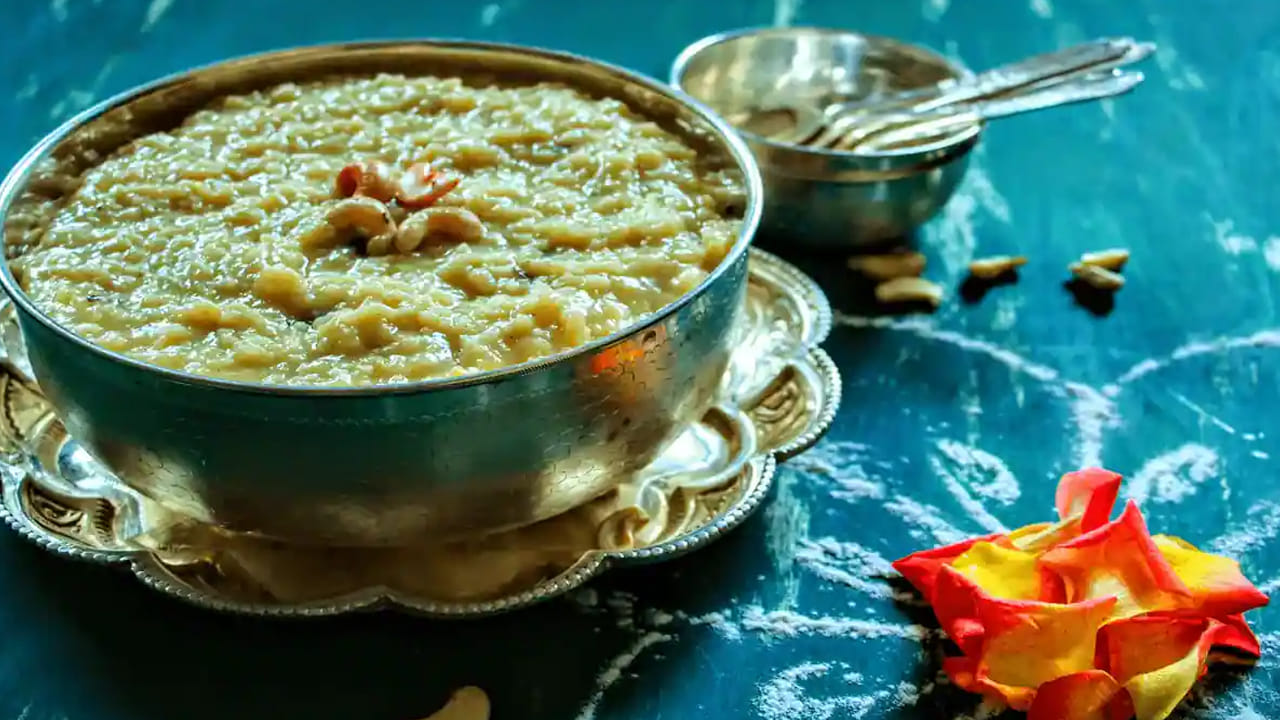 భోగి రోజు ప్రతి ఒక్కరూ చక్కెర పొంగల్ వండుతారు. అయితే దీనిని వండే క్రమంలో బెల్లం‌ను నీటిలో కరిగించి, వడకట్టిన తర్వాత చక్కెర సిరప్ అందులో వేయడం వలన బెల్లంకి అంటుకోకుండా ఉంటుందంట. 