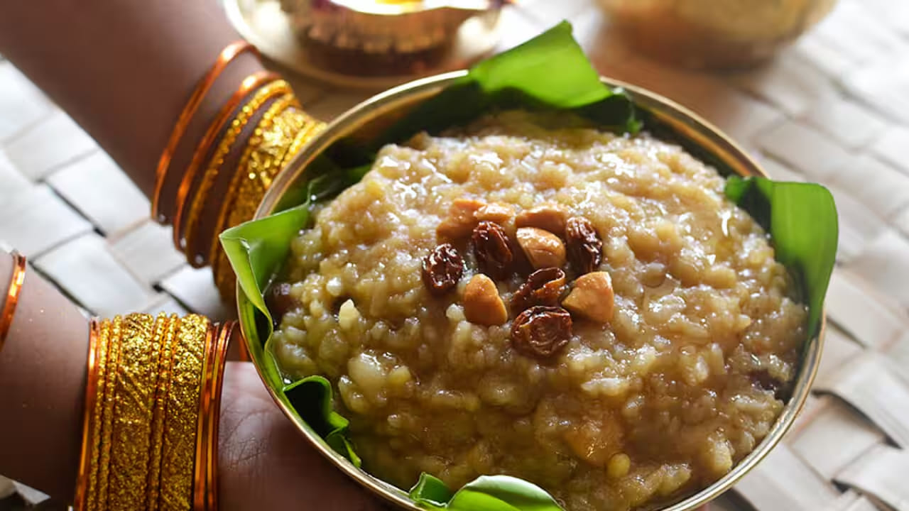 అలాగే చక్కెర పొంగల్ చాలా టేస్టీగా ఉండాలి అంటే, రెండు లేదా మూడు అరటిపండ్లు పాలల్లో కలిపి, చక్కెర పొంగల్‌లో వేయడం వలన, కూడా పొంగల్ చాలా టేస్టీగా ఉంటుందంట. అలాగే టెంపుల్ స్టైల్‌లో స్మెల్ రావాలంటే కొంచెం పచ్చకర్పూరం వేయాలి. అదే విధంగా పొంగల్‌లో కొద్దిగా జాజికాయ పొడ వేయడం వలన రుచి వాసన కూడా పెరగుతుందంట.