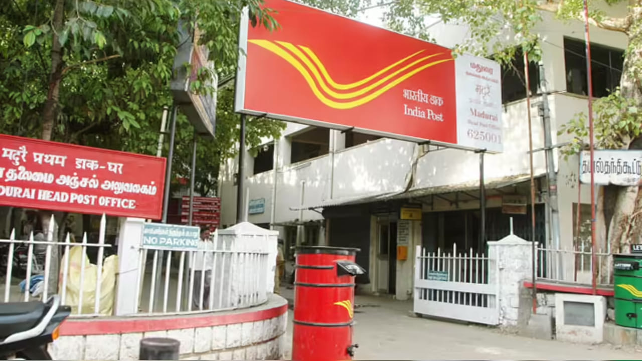 అయితే ఈ ఉద్యోగాల ఎంపికలో ఎలాంటి ఎగ్జామ్, ఇంటర్వ్యూ ఉండదు. అప్లై చేసుకున్నవారి టెన్త్ మార్కులను పరిగణలోకి తీసుకుని మెరిట్ ఆధారంగా ఉద్యోగాలకు ఎంపిక చేస్తారు. ఎంపిక చేసిన తర్వాత సర్టిఫికేట్ల వెరిఫికేషన్ ఉంటుంది. ఆ తర్వాత ఉద్యోగంలోకి తీసుకుంటారు. ఎంపికైనవారికి నెలకు రూ.12 వేల నుంచి రూ.30 వేల వరకు వేతనం ఉంటుంది.