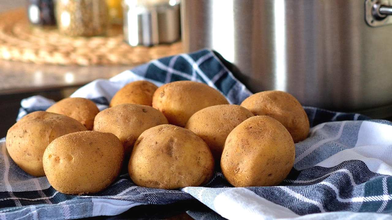 బంగాళదుంప అంటే ఎవరికీ ఇష్టం ఉండదు చెప్పండి. మరి, ఈ కూర క్రేజ్ అలాంటిది. వెజ్ కర్రీస్ లో దుంపతో ఏదొక వైరైటీ ఉండాల్సిందే. ఫంక్షన్లలో కూడా బంగాళాదుంప ఫ్రై కానీ, కూర కానీ ఏదోకటి పక్కా ఉంటుంది. ఎందుకంటే దేశంలో ఎంతో మందికి ఫేవరేట్ డిష్. 