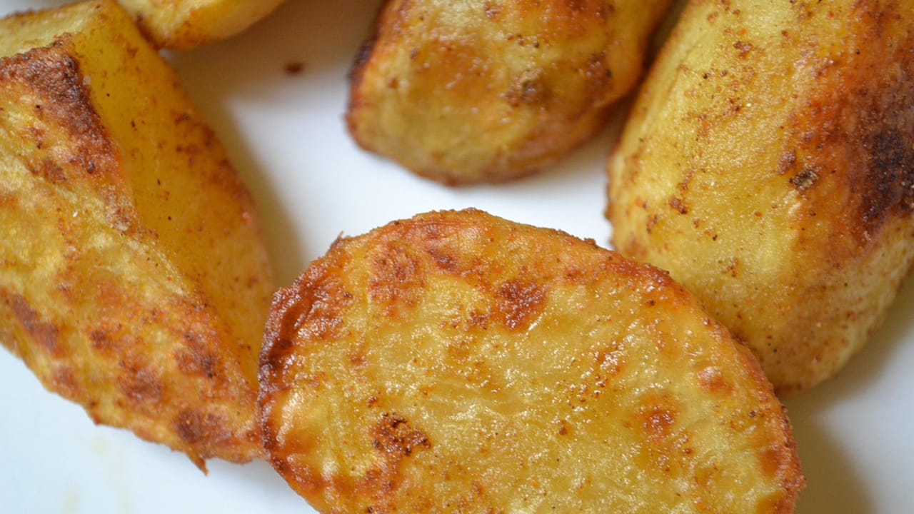 జీర్ణ‌క్రియ పని తీరులో ఇది కీలక పాత్ర పోషిస్తుంది. అలాగే, దీనిని ఎక్కువగా తీసుకోవ‌డం వలన పేగుల్లో బ్యాక్టీరియా లెవెల్స్ పెరిగి జీర్ణ సమస్యలు కూడా తగ్గుతాయి. ఈ సమస్య ఉన్న వారు వారంలో మూడు సార్లు బంగాళాదుంపను తీసుకోండి. 