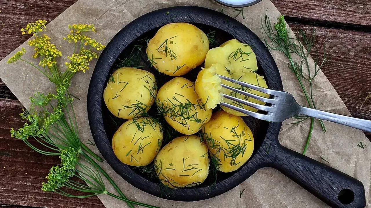 బంగాళాదుంపలలో కార్బోహైడ్రేట్లు పుష్కలంగా ఉంటాయని, ఇవి శరీరంలో గ్లూకోజ్‌గా మారుతాయని వైద్యులు చెబుతున్నారు. అందుకే బంగాళాదుంపలను అధిక గ్లైసెమిక్ సూచిక కలిగిన ఆహారంగా పరిగణిస్తారు.