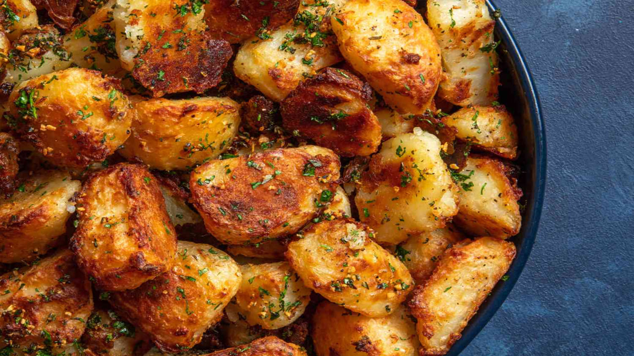 ఇక పిల్లల నుంచి వృద్ధుల వరకు దాదాపు అన్ని వయసుల వారు బంగాళాదుంపలను తినడానికి ఇష్టపడతారు. బంగాళాదుంపలతో చాలా వంటకాలు తయారు చేస్తారు. ఇవి తినేందుకు చాలా రుచికరంగా కూడా ఉంటాయి. 