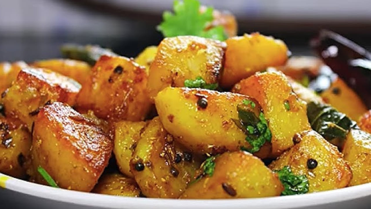 బంగాళాదుంపలను దాదాపు ప్రతి ఇంట్లోనూ నిల్వ ఉంటాయి. బంగాళాదుంపలతో కిచిడితో సహా అనేక రుచికరమైన వంటకాలు తయారు చేస్తారు. అయితే చాలా మంది బంగాళాదుంపలు తింటే బరువు పెరుగుతారని అనుకుంటారు. అందుకే వీటిని తినడానికి దూరంగా ఉంటారు. 