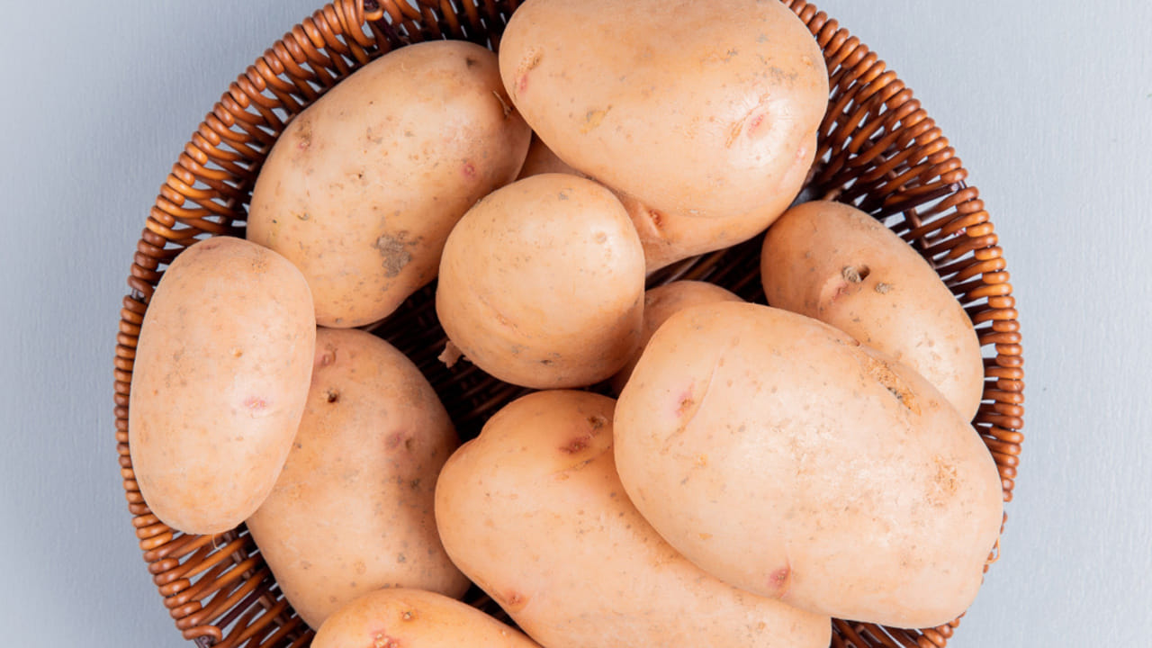 బంగాళాదుంపలు మనం  వారంలో మూడు సార్లు తింటాము. అవి కొందరు పచ్చిగానే తినేస్తారు. ఎందుకంటే, వాటి పైన సోలనిన్ అనే విషపూరిత పదార్ధం ఉంటుంది. కాబట్టి, మొలకలు వచ్చిన దుంపలను తినకండి అలాగే వీటిని దూరం పెట్టండి. ఇలా తినేస్తే  ఒక్కోసారి
ప్రాణానికే ప్రమాదమని నిపుణులు చెబుతున్నారు.