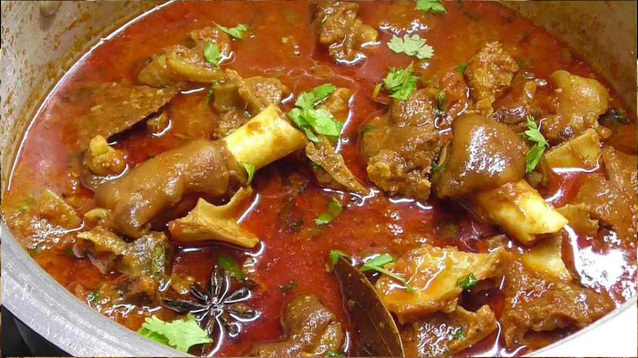 వీటన్నింటిని లో ఫ్లేమ్‌లో వేయించుకొని, చల్లారిన తర్వాత గ్రైండ్ చేసుకోవాలి.  తర్వాత ఉల్లిపాయను తీసుకొని, గుత్తి వంకాయ టైప్‌లో కట్ చేసుకోవాలి దీనిని స్టవ్ మీద మంచిగా కాల్చుకొని, చల్లారిన తర్వాత దీనిని గ్రైడ్ చేసి పేస్ట్ పక్కన పెట్టుకోవాలి. ఎండు కొబ్బరిని కూడా కాల్చుకొని పౌడర్‌లా చేసుకొని పక్కన పెట్టుకోవాలి.