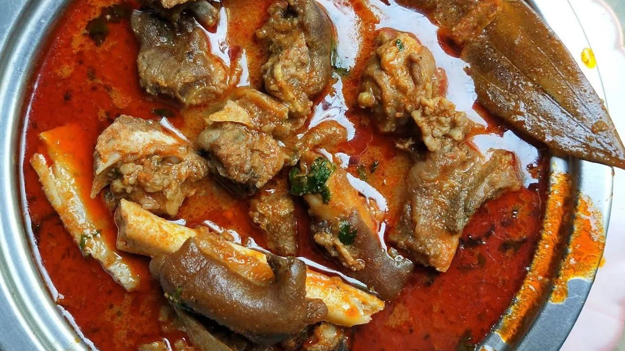  ఇప్పుడు గ్యాస్ స్టవ్ ఆన్ చేసి, పాన్ పెట్టి, అందులో కర్రీకి సరిపడ నూనె పోయాలి. తర్వాత, మిర్చీ,  ఉల్లిపాయ పేస్ట్ వేసి, వేయించుకోవాలి. తర్వాత అల్లం వెల్లుల్లి పేస్ట్ వేయాలి. ఇవి వేగిన తర్వాత అందులో మనం ముందుగా ఉడకబెట్టుకున్న తలకాయ కర్రీని వేయాలి. మంచిగా కలుపుతూ, సరిపడ కారం, ఉప్పు వేసి, రెండు నిమిషాలు ఉడకబెట్టి, తర్వాత మళ్లీ అందులో మనం ముందుగా కలిపి పెట్టుకున్న మసాలాలు వేసి కలుపుకోవాలి.