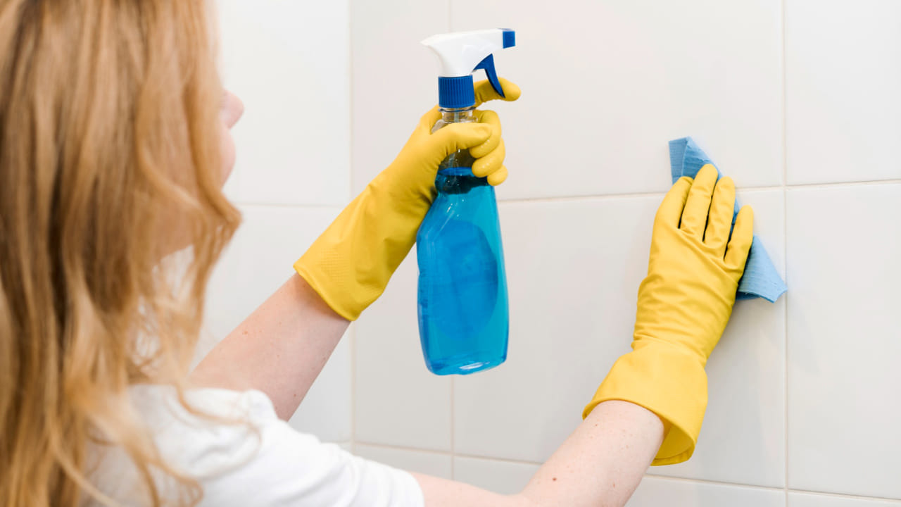 బ్లీచింగ్ పొడి : మురికిగా ఉండే వాటికీ  బ్లీచింగ్ పౌడర్ కరెక్ట్ అని చెబుతారు. ఎందుకంటే, ఇది ఎప్పటి నుంచో వాడుకలో ఉంది.  ఒక బకెట్ నీళ్ళు తీసుకుని దానిలో బ్లీచ్ ను కలపండి.  ఆ తర్వాత ఒక స్పాంజ్ తో  టైల్స్ పై ఉన్నమరకల మొత్తాన్ని శుభ్రం చేసి చివర్లో 
నీటితో చల్లని నీరుతో మళ్లీ క్లీన్ చేయండి. అంతే మీ టైల్స్ పై నున్న జిడ్డు మొత్తం పోతాయి. 