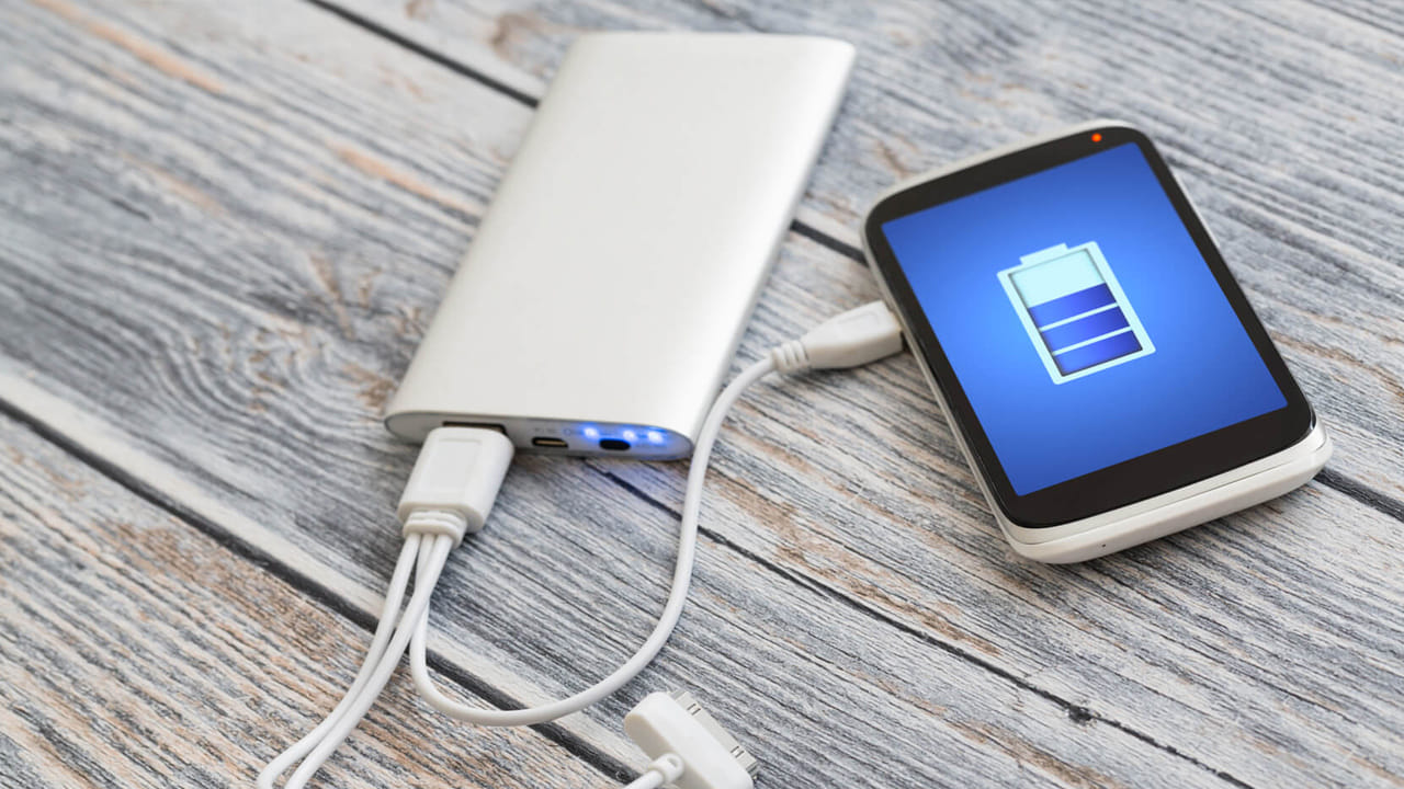 Power Banks: కేంద్రం సంచలన నిర్ణయం.. ఈ ఏరియాల్లో పవర్ బ్యాంక్లు వాడటం బ్యాన్..