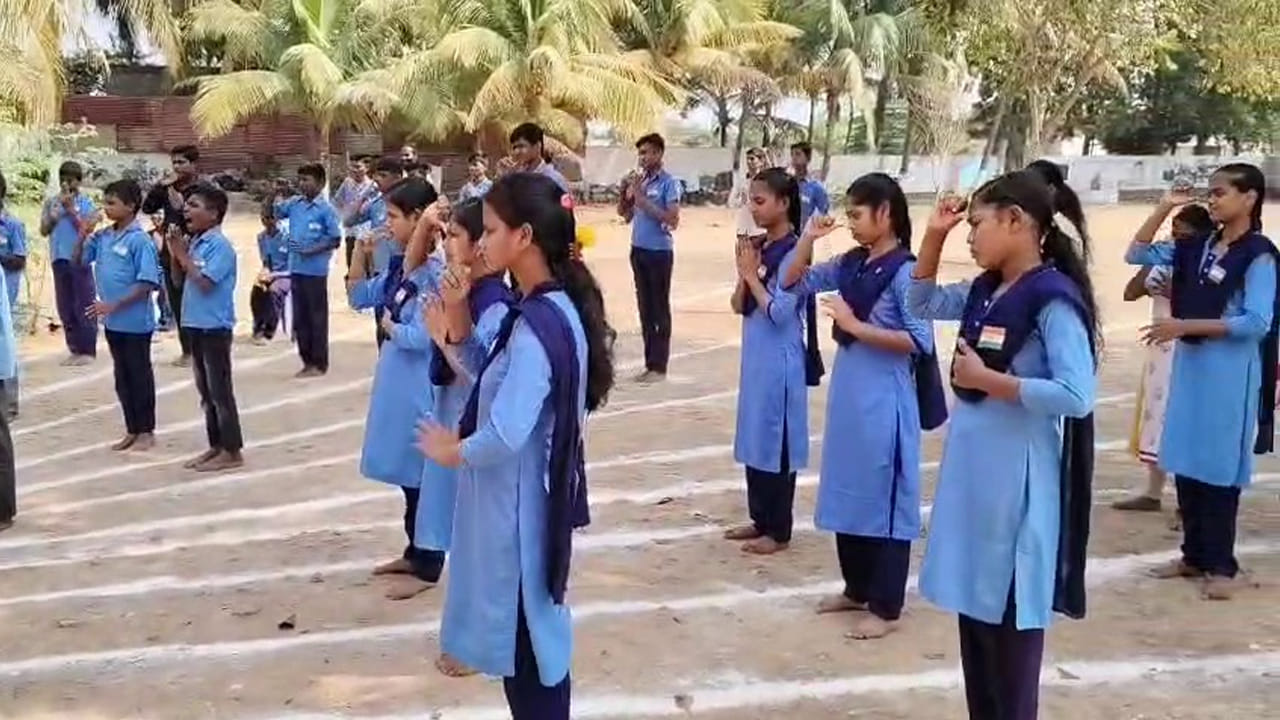 భాష ఏదైనా భావం ఒక్కటే.. మాట రాకపోయినా, పాట వినబడకపోయినా వారి గుండెల్లో దేశభక్తి మాత్రం గట్టిగా ప్రతిధ్వనించింది. ప్రకాశం జిల్లా అద్దంకిలోని బదిరుల పాఠశాలలో జరిగిన గణతంత్ర వేడుకలు అందరినీ కదిలించాయి. సైగలనే స్వరాలుగా చేసుకుని ఆ చిన్నారులు ఆలపించిన జాతీయ గీతం ప్రత్యేక ఆకర్షణగా నిలిచింది.