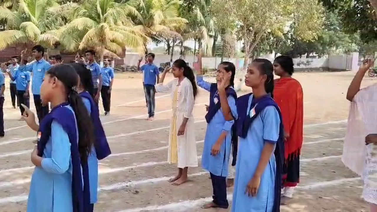 వారికీ మాటలు రావు.. కానీ వారి భావాల్లో స్పష్టత ఉంది. వారికి పాట వినబడదు.. కానీ వారి సైగల్లో లయ ఉంది. ప్రకాశం జిల్లా అద్దంకిలోని చైతన్య మహిళా మండలి బధిరుల పాఠశాల విద్యార్థులు గణతంత్ర దినోత్సవం వేళ దేశభక్తిని చాటారు.