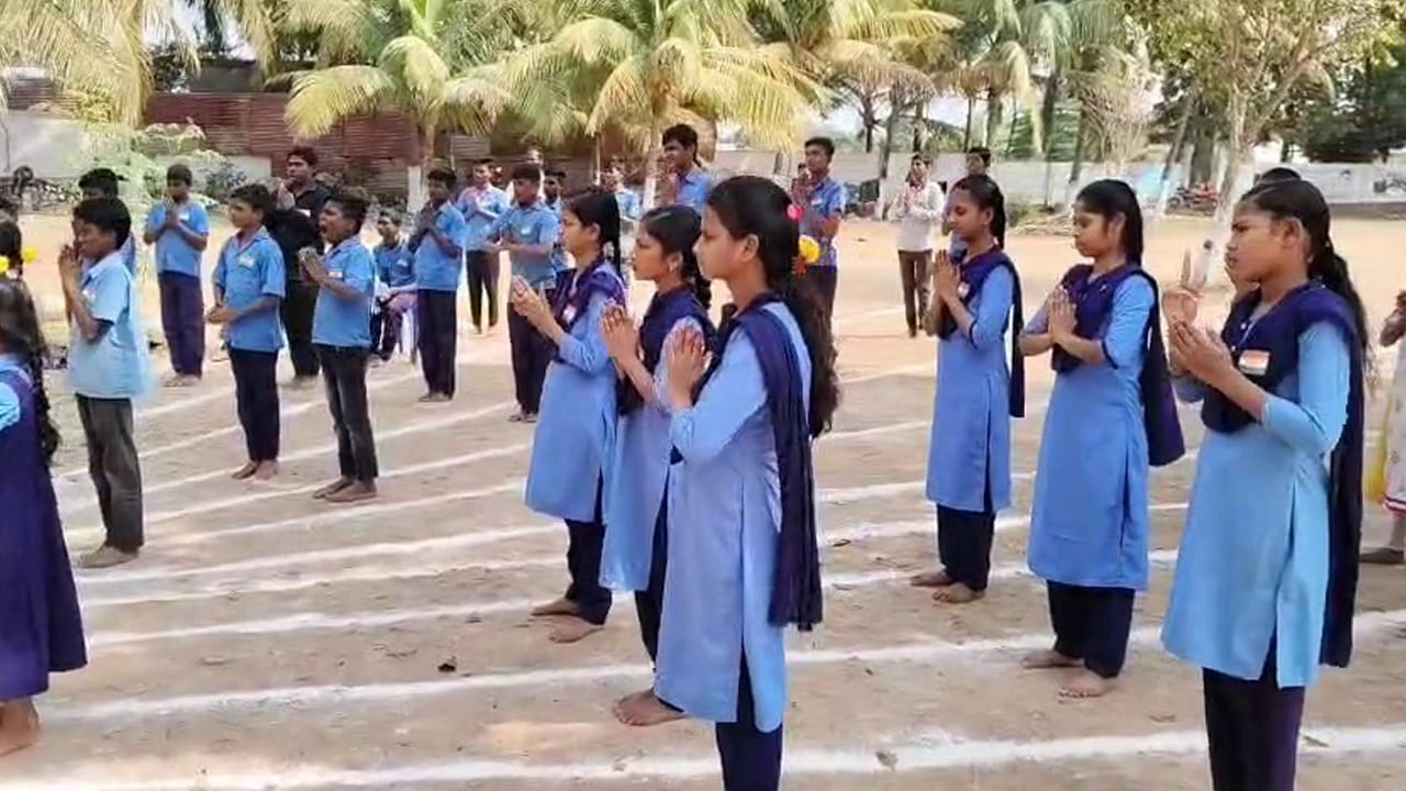 గత 26 ఏళ్లుగా బధిర విద్యార్థులకు అండగా నిలుస్తున్న ఈ పాఠశాలలో గణతంత్ర వేడుకలు మిన్నంటాయి. సంస్థ అధ్యక్షురాలు పూనూరి ఆరోగ్యం జెండా ఎగురవేయగా, ప్రిన్సిపల్ సురేంద్రబాబు భారత రాజ్యాంగ గొప్పతనాన్ని విద్యార్థులకు వివరించారు. సాధారణ విద్యార్థుల కంటే తామేమీ తక్కువ కాదని.. సైగల భాషలోనే రాజ్యాంగ విశిష్టతను తెలుసుకుంటూ ఆ చిన్నారులు ఆశ్చర్య పరిచారు.