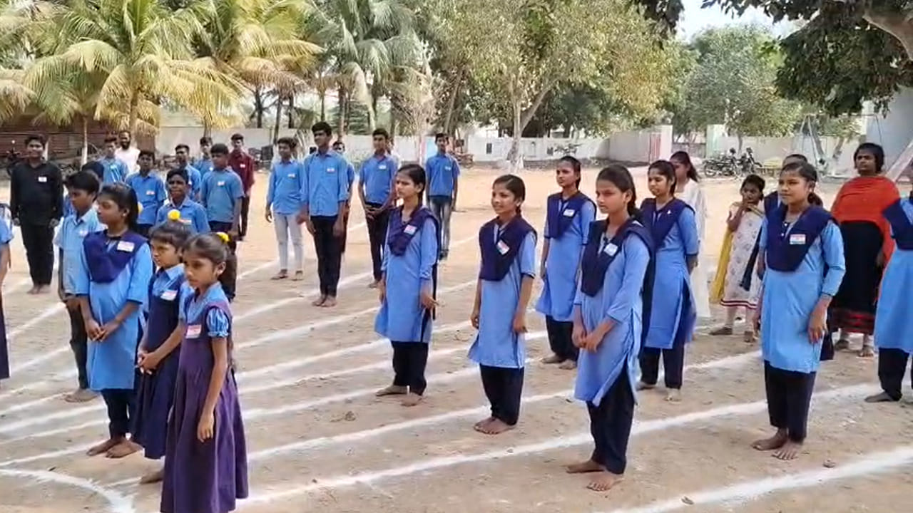 ముఖ్యంగా విద్యార్థులు సైగలతో వందేమాతరం జాతీయ గీతాన్ని ఆలపించడం అక్కడికి వచ్చిన వారిని మంత్ర ముగ్ధులను చేసింది. పెదవి విప్పకపోయినా.. వారి చేతుల కదలికలే దేశం పట్ల వారికున్న గౌరవాన్ని చాటిచెప్పాయి. శారీరక లోపాలు దేశభక్తికి అడ్డుకాదని నిరూపించాయి.