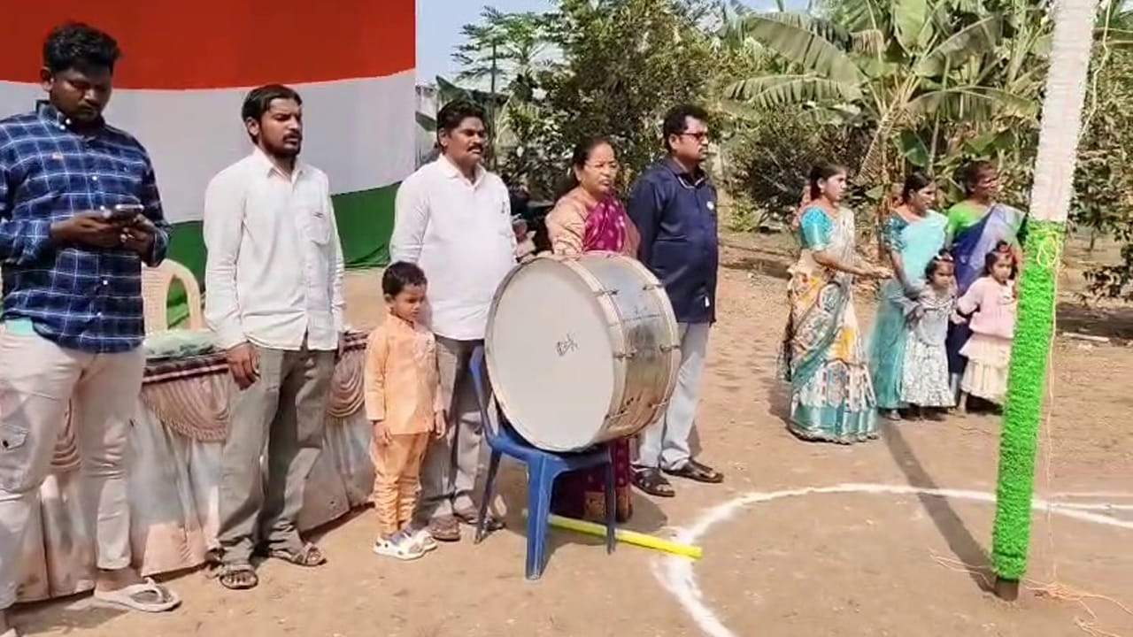 జాతీయ గీతం పాడాలి అంటే మాట వస్తేనే పాడగలం కాదు, ఆత్మస్థైర్యం, నమ్మకం దృఢ సంకల్పం ఉంటే, మాటలు రాకపోయినా, జాతీయ గీతం పాడగలం అని నిరూపించారు ప్రకాశం జిల్లాలోని అద్దంకిలోని బదిరుల పాఠశాల విద్యార్థలు. తమ సైగలతోనే దేశభక్తిని చాటి, ప్రతి ఒక్కరిచే ప్రశంసలు అందుకుంటున్నారు.