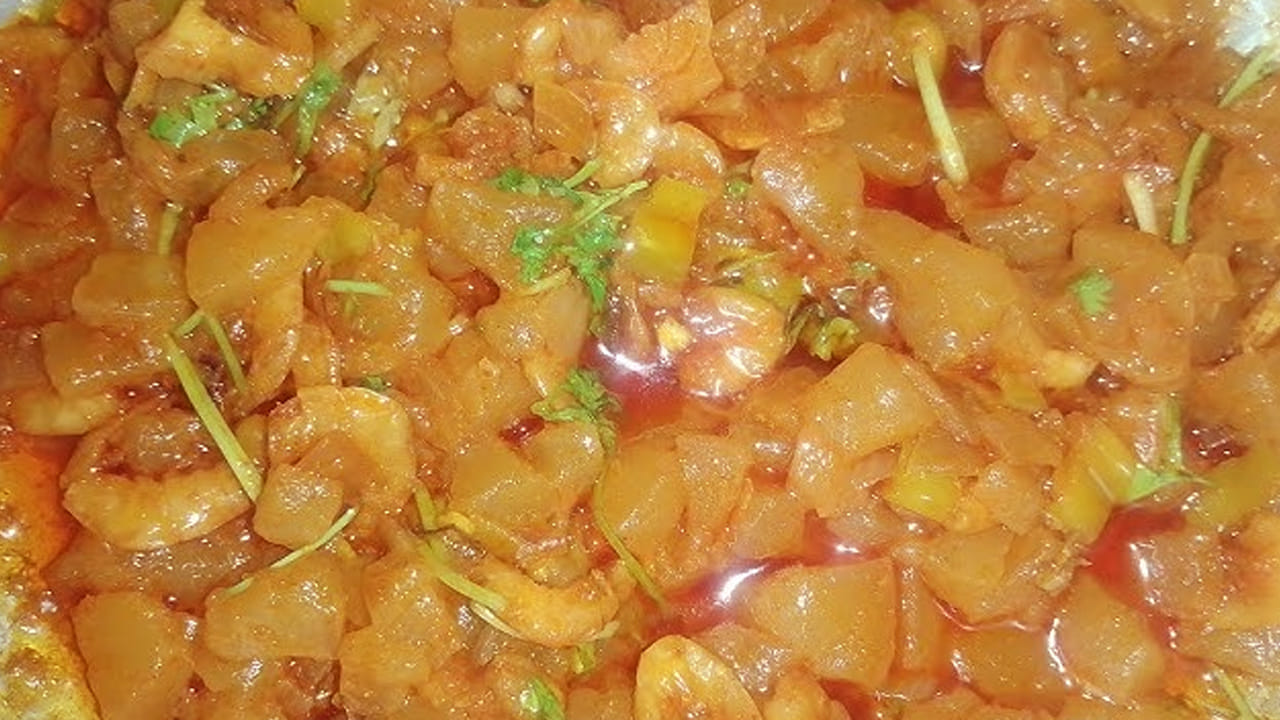 
ముందుగా ఎండు రొయ్యలను తీసుకుని గోరువెచ్చని నీటిలో 10 నిమిషాలు నానబెట్టాలి. ఆ తర్వాత 3 సార్లు శుభ్ర పరచుకోవాలి. 
ఇలా కడిగి శుభ్ర పరచడం వల్ల రొయ్యల్లో ఉండే ఉప్పు మొత్తం పోతుంది. ఇప్పుడు స్టవ్ వెలిగించి పాన్ పెట్టి నూనె వేసి, వేడి చేసి, ఎండు రొయ్యలు వాటిలో వేసి వేయించాలి. 