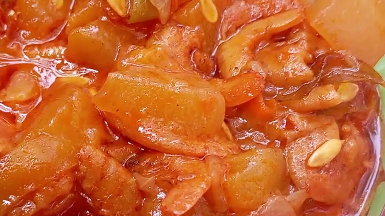 
ఇప్పుడు మీరు సిద్ధం చేసి పెట్టుకున్న అన్ని రకాల పేస్టులు దోసకాయ ముక్కల్లో వేసి పసుపు, ఉప్పు చల్లి బాగా కలపాలి. ఆ తర్వాత  ఎండు రొయ్యలను వేసి తిప్పాలి. ఇప్పుడు చింతపండు రసం పోసి ఉడికించాలి. అంతే, దోసకాయ, ఎండురొయ్యలు కూర రెడీ. 
