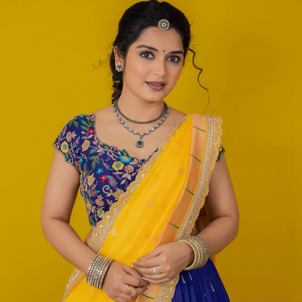 ఆ తర్వాత బిగ్ బాస్ తెలుగు 7లో పాల్గొని టాప్ 5గా నిలిచింది. ఈ షో నుంచి బయటకు వచ్చిన తర్వాత ప్రియాంక సీరియల్స్ మానేసింది. తన ప్రియుడు శివశంకర్ తో కలిసి సోషల్ మీడియాలో సందడి చేస్తుంది. తాజాగా ఈ బ్యూటీ షేర్ చేసిన ఫోటోస్ వైరల్ గా మారాయి. 