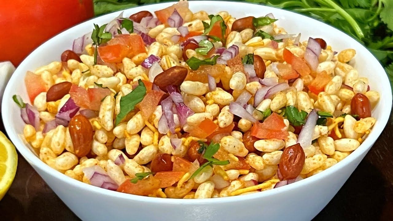  మరమరాల మసాలా మిక్స్‌: దీని కోసం మీకు కొన్ని మురమురాలు, ఇంట్లో ఉండే ఉల్లి, టొమాటో, పచ్చిమిర్చి, పల్లీలు, పుట్నాల పొడి, కొత్తిమీర, నిమ్మరసం ఉంటే సరిపోతుంది. ఇందులో ఉన్న కూరగాయలను చిన్నగా తరుముకొని ఒక ప్లేట్‌లో పక్కకు తీసి ఉంచుకోంఇ. ఆ తర్వాత ఒక పెద్ద పాత్ర తీసుకొని అందులో ముందుగా మురమురాలు వేసి.. దానిలో మీరు ముందుగా కట్‌చేసి పెట్టుకున్న కూరగాయల తురుము వేయండి. తర్వాత తగినంత ఉప్పు, కారం, పల్లీల పొడి, చాట్‌ మసాలా, నిమ్మరసం వేసి బాగా మిక్స్‌ చేయండి. తర్వాత స్టౌపై చిన్న పాత్రవేసి తాలింపు వేసి అందులో ఈ మిక్స్‌ను వేసి కలపండి అంతే మీకు మరమరాల ఛాట్ రెడీ అయినట్టే.