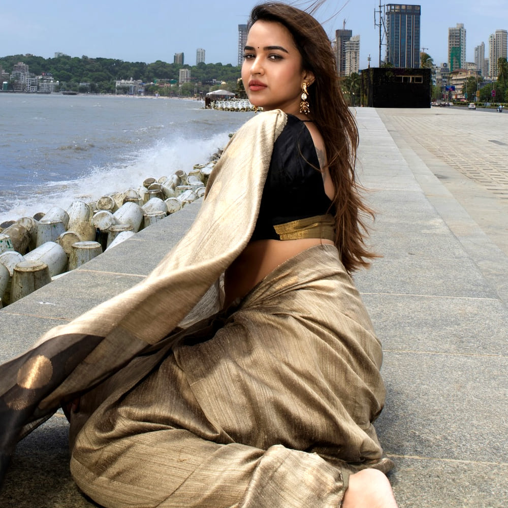 ఇటీవలే పవర్ స్టార్ పవన్ కల్యాణ్ నటించిన హరిహర వీరమల్లు సినిమాలో పూజిత కనిపించి ఆకట్టుకుంది. అలాగే ఓ తమిళ సినిమాలోనూ నటిస్తోందీ అందాల తార. తాజాగా సోషల్ మీడియాలో కొన్ని క్రేజీ ఫోటోలు షేర్ చేసింది పూజిత.. ఈ ఫోటోలకు నెటిజన్స్ ఫిదా అవుతున్నారు.