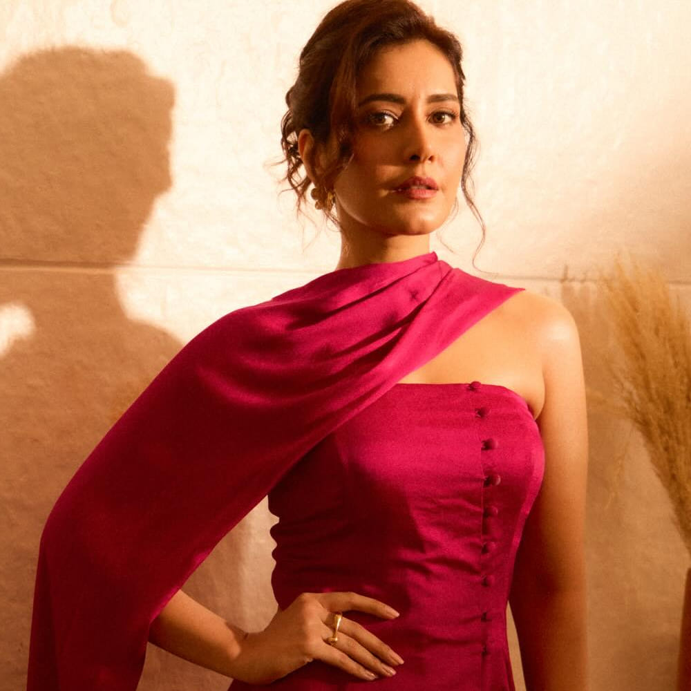 తెలుగుతో పాటు బాలీవుడ్ పై కూడా ఫోకస్ చేసింది ఈ వయ్యారి.. బాలీవుడ్ లో సినిమాలు సిరీస్ లు చేసింది ఈ అమ్మడు. వీటితో పాటు తమిళ్ లోనూ ఆఫర్స్ అందుకుంది. రాశీ ఖన్నా ఇప్పుడు వరుసగా సినిమాలు చేస్తూ దూసుకుపోతుంది. ఇటీవలే సిద్దూ జొన్నల గడ్డ హీరోగా నటించిన తెలుసు కదా అనే సినిమాలో హీరోయిన్ గా నటించింది. 