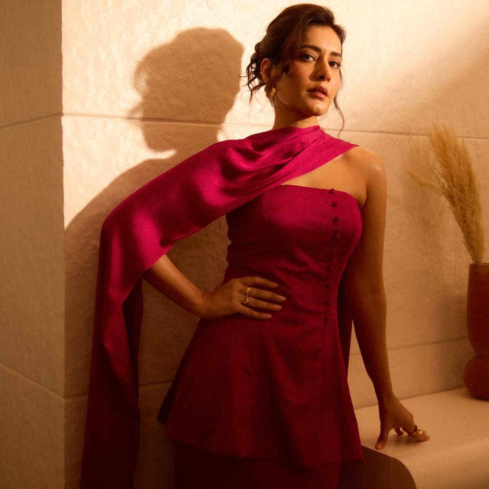 ప్రస్తుతం పవర్ స్టార్ పవన్ కళ్యాణ్ హీరోగా నటిస్తున్న ఉస్తాద్ భగత్ సింగ్ సినిమాలోనూ నటిస్తుంది. ఈ సినిమాకు హరీష్ శంకర్ దర్శకత్వం వహిస్తున్నాడు. ఈ సినిమా షూటింగ్ జెట్ స్పీడ్ తో జరుగుతుంది. ఉస్తాద్ భగత్ సింగ్ సినిమాలో సెకండ్ హీరోయిన్ గా నటిస్తుంది. 