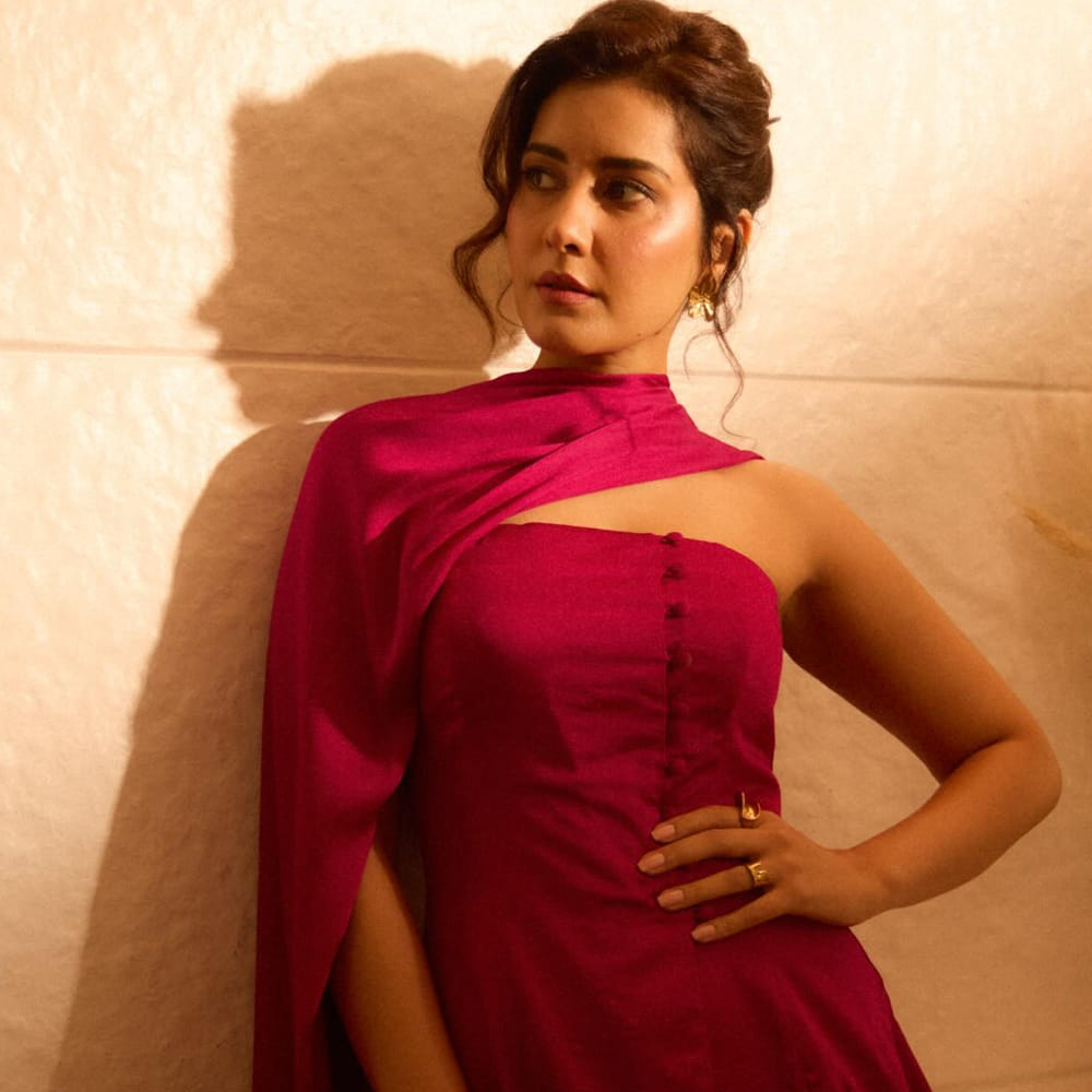 తొలి సినిమా మంచి విజయాన్ని అందుకోవడంతో ఈ ముద్దుగుమ్మకు వరుస ఆఫర్స్ క్యూ కట్టాయి. మీడియా రేంజ్ హీరోలందరి సరసన నటించి మెప్పించింది. అలాగే ఎన్టీఆర్ లాంటి స్టార్ హీరోల సరసన కూడా నటించి మెప్పించింది. ఎన్టీఆర్ నటించిన జై లవకుశ సినిమాలో రాశీ ఖన్నా హీరోయిన్ గా చేసింది.