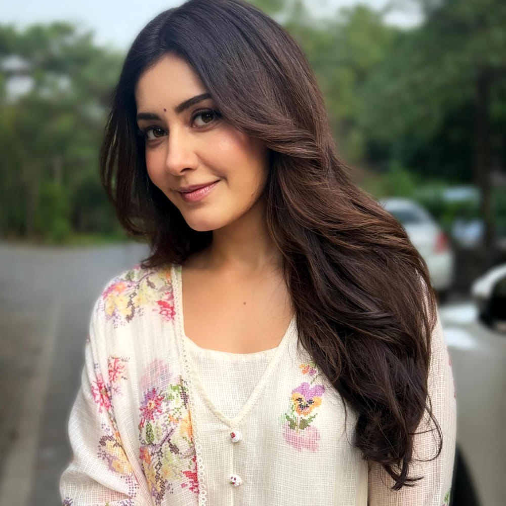 ఊహలు గుసగుసలాడే సినిమాతో హీరోయిన్ గా టాలీవుడ్ ప్రేక్షకులకు పరిచయం అయ్యింది అందాల రాశీ. తొలి సినిమాతోనే తన అందంతో ప్రేక్షకులను కట్టిపడేసింది. బబ్లీ బబ్లీ లుక్ లో భలే ఉందే ఈ అమ్మాయి అంటూ కుర్రాళ్లంతా రాశీ అందానికి ఫిదా అయ్యారు.