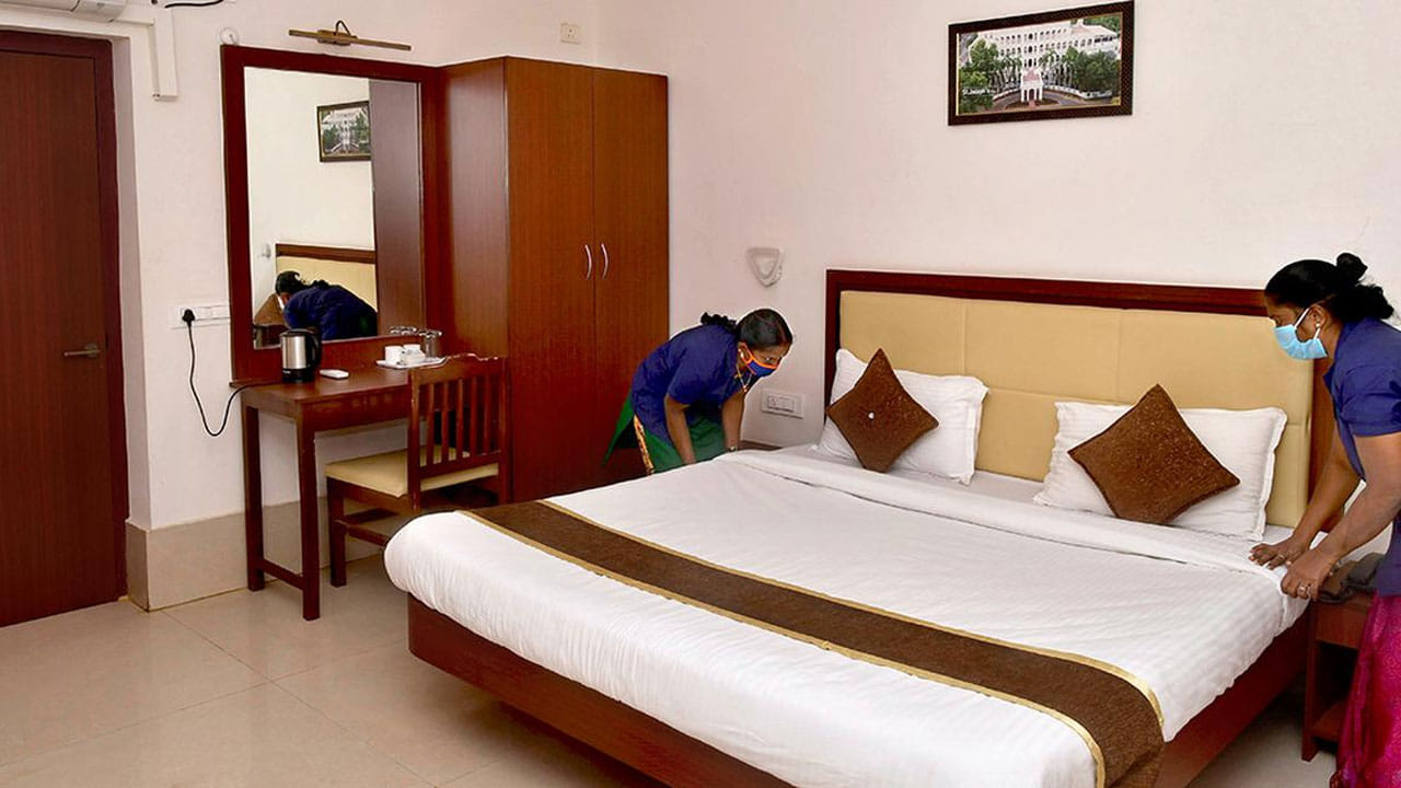 Indian Railways: కేవలం రూ.100కే రైల్వే స్టేషన్లలో రూమ్.. ఆన్‌లైన్‌లో సులువుగా ఇలా బుక్ చేస్కోండి.. చాలామందికి ఈ విషయం తెలియదు..