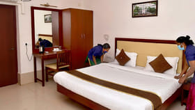 రైల్వే స్టేషన్లలో రూమ్ బుక్ చేసుకోవడం ఎలా..?