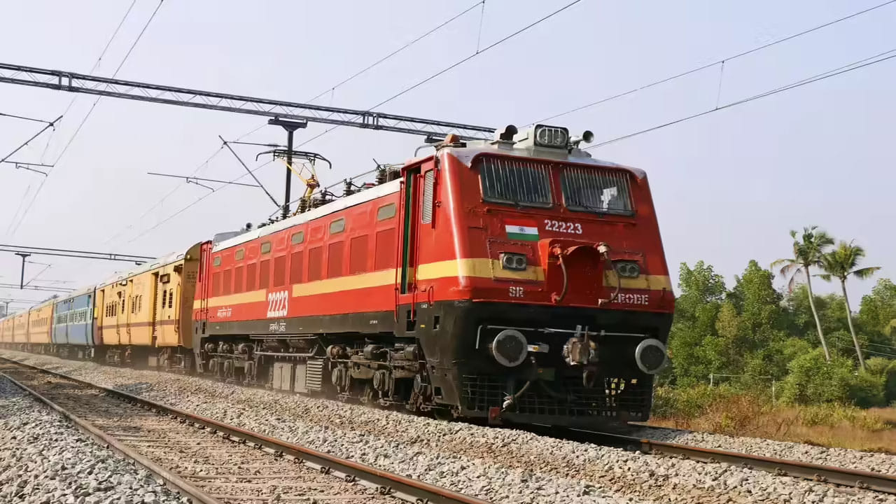 ప్రయాణికులకు రైల్వేశాఖ మరో గుడ్‌న్యూస్ అందించింది. ప్రయాణికుల రద్దీని పరిగణలోకి తీసుకున్న రైల్వేశాఖ మరో కీలక నిర్ణయం తీసుకుంది. వేర్వేరు ప్రాంతాల మధ్య తిరుగుతున్న ప్రత్యేక సర్వీసులను మరికొన్ని రోజుల పాటు పొడిగించింది. ఈ మేరకు శనివారం ఓ ప్రకటన విడుదల చేసింది. ఆ వివరాలు ఇప్పుడు చూద్దాం.