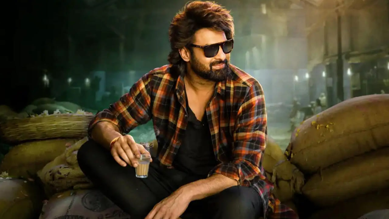 పాన్ ఇండియా స్టార్ ప్రభాస్ నటించిన లేటేస్ట్ మూవీ రాజా సాబ్ 2. డైరెక్టర్ మారుతి దర్శకత్వం వహించిన ఈ హార్రర్ థ్రిల్లర్ మూవీ జనవరి 9న థియేటర్లలో గ్రాండ్ గా విడుదలైంది. ఈ సినిమాలో ప్రభాస్ లుక్, యాక్టింగ్ ఆకట్టుకుంటున్నాయి. తాజాగా ఈ మూవీకి సంబంధించి క్రేజీ అప్డేట్ ఇచ్చారు మేకర్స్.