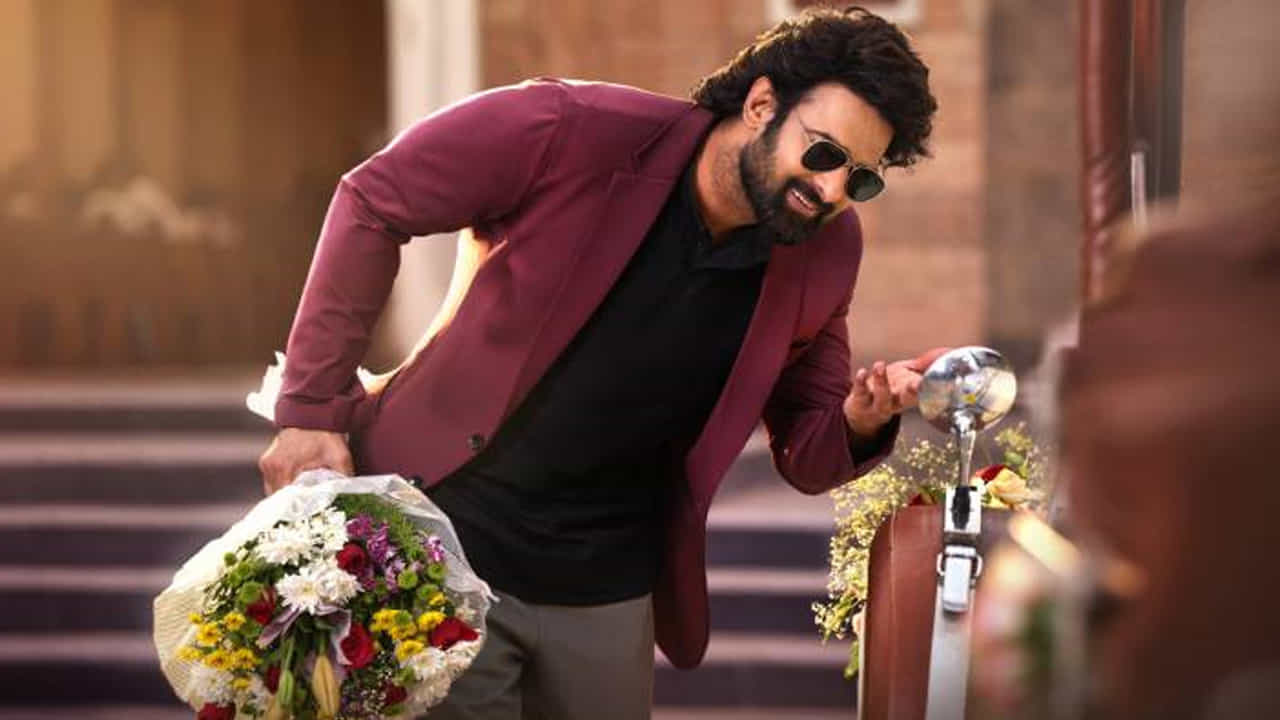 ఈమధ్య కాలంలో పాన్ ఇండియా సినిమాలకు సీక్వెల్స్ ప్రకటించడం కామన్ అయ్యింది. ముఖ్యంగా ఇటీవల ప్రభాస్ నటించిన అన్ని సినిమాలకు పార్ట్ 2 ప్రకటిస్తున్నారు. సలార్ 2, కల్కి 2 సినిమాలు ఇప్పుడు షూటింగ్ సెట్స్ పై ఉండగా.. ఇప్పుడు రాజా సాబ్ 2 కూడా ఉంటుందని వెల్లడించారు మేకర్స్. 