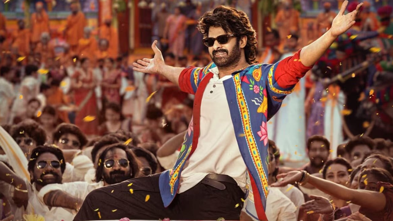 రాజా సాబ్ సినిమా ఎండింగ్ లో సీక్వెల్ కు లీడ్ ఇస్తూ ప్రభాస్ లుక్ పరిచయం చేశారు. ఇది సీక్వెల్ లేదా ప్రీక్వెల్ కావచ్చు అనే చర్చ ఇప్పుడు సోషల్ మీడియాలో నడుస్తుంది. అలాగే ట్రైలర్ లో కనిపించిన చాలా సన్నివేశాలు సినిమాలు కనిపించలేదు. దీంతో అవన్నీ పార్ట్ 2లో చూపించే ఛాన్స్ ఉందంటున్నారు.