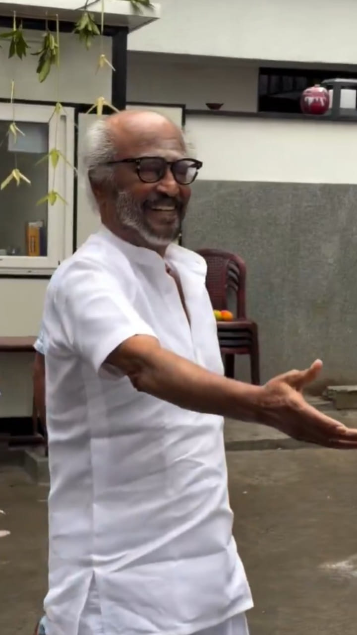 Watch Video: న్యూ ఇయర్ వేళ.. ఇంటి దగ్గర ఫ్యాన్స్‌ను కలిసిన తలైవా