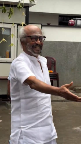 Watch Video: న్యూ ఇయర్ వేళ.. ఇంటి దగ్గర ఫ్యాన్స్‌ను కలిసిన తలైవా