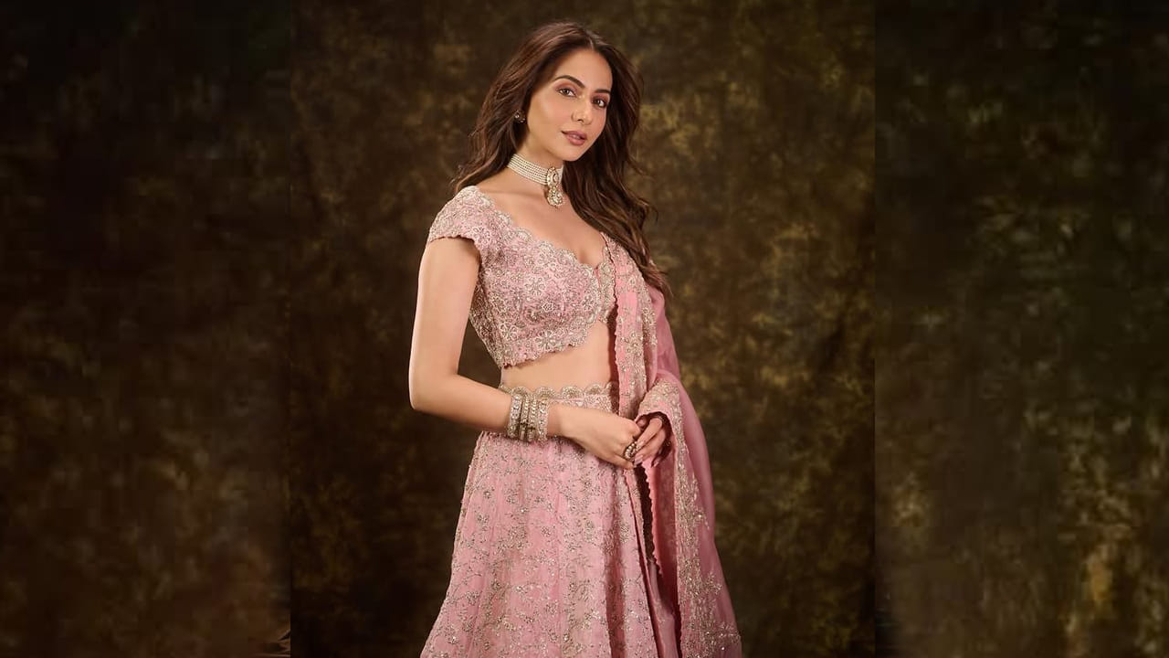 ఇక ఈ ముద్దుగుమ్మ సందీప్ కిషన్ సరసన వెంకటాద్రి సినిమాలో నటించి మెప్పించింది. కానీ ఈ మూవీ అంతగా హిట్ అవ్వలేదు, అయినప్పటికీ ఈ అమ్మడుకు మాత్రం అవకాశాలు క్యూ కట్టాయి అని చెప్పాలి. దీంతో ఈ అమ్మడు వరసగా సినిమాల్లో నటించింది.