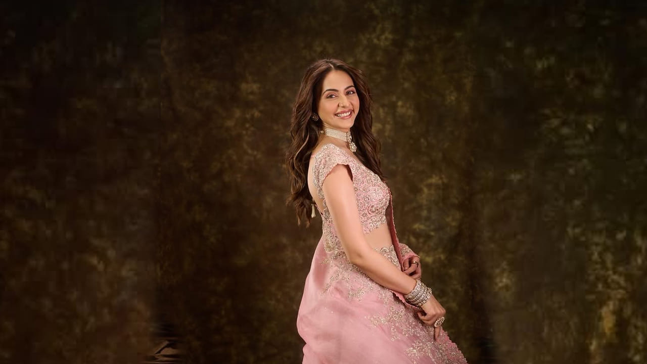 ముఖ్యంగా ఈ సినిమా తర్వాత అల్లు అర్జున్ సరైనోడు, రామ్ చరణ్ సరసన ధృవ, బ్రూస్ లీ, నాన్నకు ప్రేమతో, రారండోయ్ వేడుక చూద్దాం, కొండ పొలం కెరటం. ఇలా చాలా సినిమాల్లో నటించి మెప్పించింది. ఈ సినిమాలన్నీ చాలా బ్లాక్ బస్టర్ హిట్ అందుకున్నాయి.