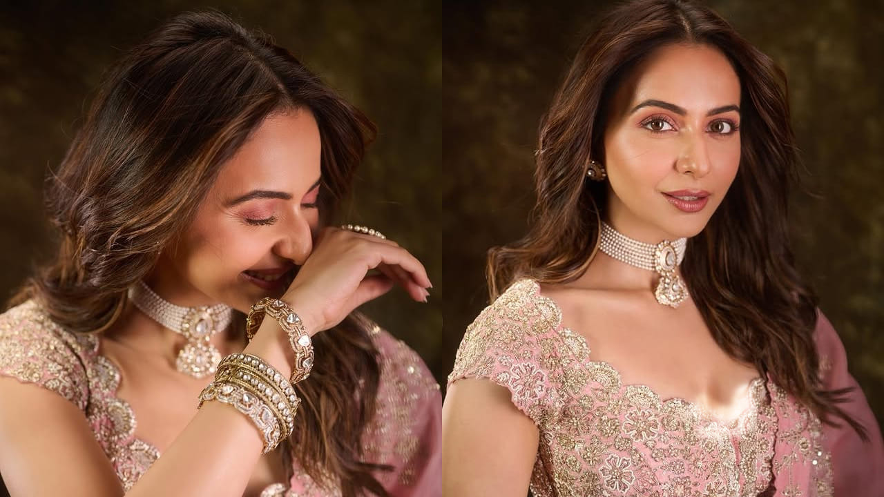 అందాల చిన్నది రకుల్ ప్రీత్ సింగ్ గురించి ఎంత చెప్పినా తక్కువే. ఈ అమ్మడు అందానికి ఎవ్వరైనా ఫిదా అవ్వాల్సిందే. వెంకటాద్రి ఎక్స్ ప్రెస్ సినిమాతో తెలుగు వెండితెరకు పరిచయమైన ఈ బ్యూటీ మొదటి సినిమాతోనే టాలీవుడ్ అభిమానులను ఆకట్టుకుని, ఫేవరెట్ నటిగా తన మార్క్ చూపెట్టింది.