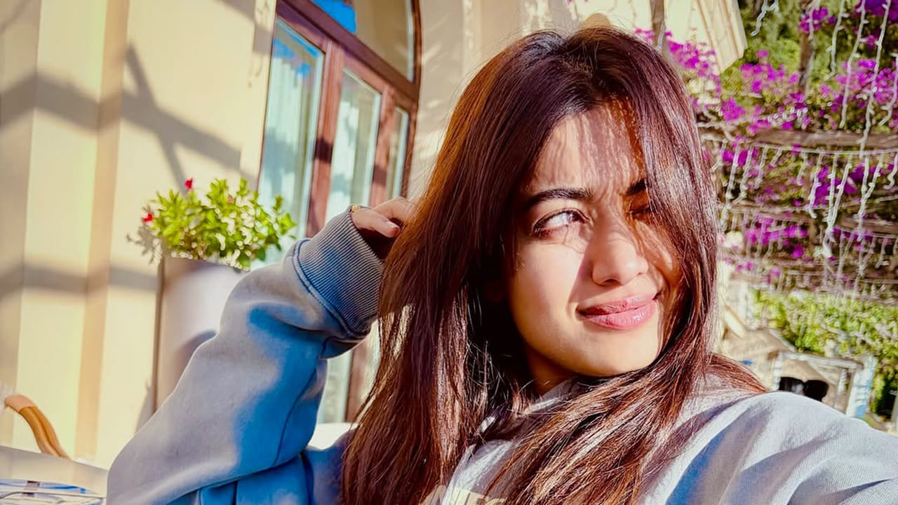 ఛలో మూవీతో తెలుగు చిత్ర పరిశ్రమలోకి ఎంట్రీ ఇచ్చిన ముద్దుగుమ్మ రష్మిక. ఈ బ్యూటీ మొదటి సినిమాతోనే మంచి క్రేజ్ సంపాదించుకుంది. ఈ మూవీ తర్వాత వరసగా అవకాశాలు అందుకొని, స్టార్ హీరోయిన్‌గా తన సత్తా చాటింది.ఇక ఈ మూవీ తర్వాత గీతా గోవిందంతో నేషనల్ క్రష్‌గా మారిపోయింది. దీని తర్వాత పుష్ప మూవీతో పాన్ ఇండియా లెవల్లో మంచి గుర్తింపు సంపాదించుకొని, వరసగా సినిమాలు చేస్తూ, మంచి సక్సెస్‌లు అందుకుంది. 