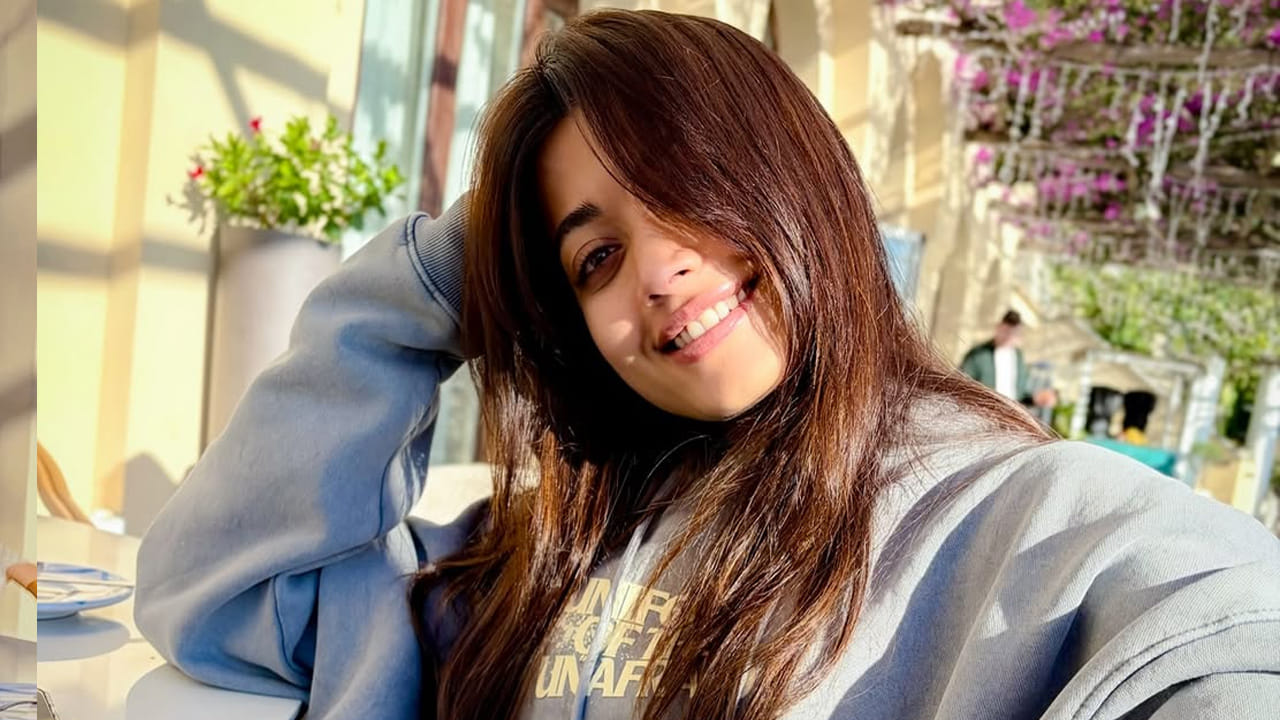 గత కొన్ని రోజుల నుంచి ఈ బ్యూటీ విజయ్ దేవరకొండతో ప్రేమలో ఉన్నట్లు అనేక రూమర్స్ వచ్చాయి. వీటన్నిటికి చెక్ పెడుతూ, ఏకంగా వీరు పెళ్లికి రెడీ అయ్యి అందరికీ షాకిచ్చారు. ఇక ఈ ముద్దుగుమ్మ తాజాగా విజయ్ దేవరకొండ ఫ్యామిలీతో కలిసి రోమ్ వెకేషన్‌కు వెళ్లినట్లు తెలుస్తుంది.