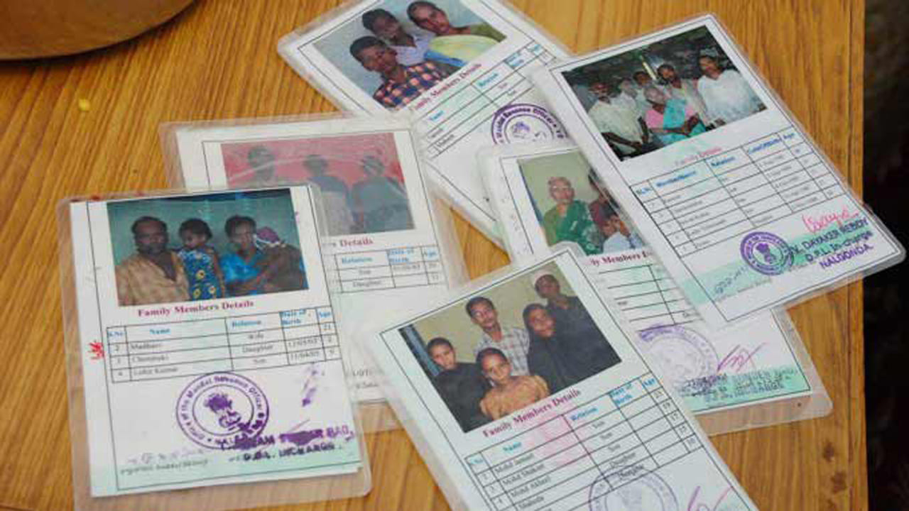 తెలంగాణ ప్రజలకు సీఎం రేవంత్ రెడ్డి తీపికబురు అందించారు. అర్హులైన ప్రతీఒక్క కుటుంబానికి కొత్త రేషన్ కార్డులు జారీ చేస్తామని తెలిపారు. ఒకవేళ అర్హత ఉన్నా రేషన్ కార్డు అందకపోతే కొత్తగా దరఖాస్తులు చేసుకోవాలని రాష్ట్రంలోని ప్రజలందరికీ సూచించారు. రాష్ట్రంలోని ప్రతీ పేద కుటుంబానికి రేషన్ కార్డులు అందిస్తామని ప్రకటించారు. అర్హత ఉండి లబ్ది పొందకుండా ఎవరూ ఉండకూడదని తెలిపారు.