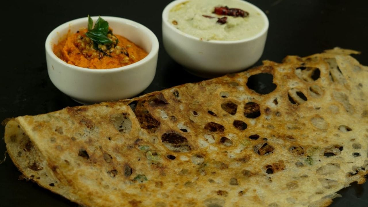 రవ్వ దోశ: పిల్లలకు దోశలు అంటే ఎంతో ఇష్టం. మీరు త్వరగా వాళ్లకు దోశలు ఇవ్వాలంటే ఉప్మా రవ్వదోశ చాలా బెటర్. ఇందుకోసం మీకు ఉప్మారవ్వ, బియ్యప్పిండి, పెరుగు, ఉల్లి, పచ్చిమిర్చి, అల్లం, కొత్తిమీర అవసరం అవుతుంది. ఇది తయారు చేసేందుకు ముందుగా ఒక పాత్ర తీసుకొని అందులో రవ్వ, బియ్యం పిండి తగినన్ని వాటర్ వేసి కలపండి. తర్వాత రుచికి సరిపడ ఉప్పు, జీలకర్ర, మిరియాల పొడి వేసి బాగా మిక్స్ చేయండి. అది కలిసిన తర్వాత ముందుగా తీసిపెట్టుకున్న పచ్చిమిర్చి, ఉల్లిపాయ, కొత్తిమీర, కరివేపాకు తురుము వేసి బాటా కలపండి. ఆ పేస్ట్‌ను పెనంపై దోశల్లా వేసుకొండి. 