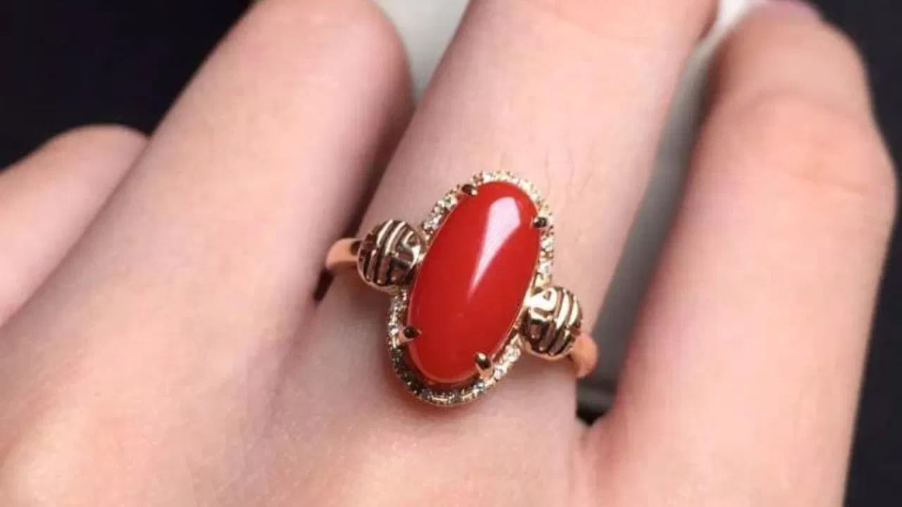 పగడం.. యోధులు, రక్షకుల రత్నం
సాంస్కృతికంగా, పగడాన్ని యోధులు, రక్షకుల రత్నంగా పరిగణించారు. ప్రాచీన భారతదేశంలో, సైనికులు, సైనిక నాయకులు గాయం, భయం, ఓటమి నుంచి తమను తాము రక్షించుకోవడానికి పగడాలను ధరించారు. నేటికీ, జ్యోతిష్కులు ఈ రత్నం అథ్లెట్లు, సైనికులు, ఇంజనీర్లు, పోలీసు సిబ్బంది, నాయకత్వ స్థానాల్లో ఉన్నవారికి అత్యంత అనుకూలమైనదని చెబుతారు. ఆధ్యాత్మికంగా, కుజుడు క్రమశిక్షణ, కఠినతకు సంబంధించిన గ్రహం కాబట్టి.. యోగా, యుద్ధ కళలు, శారీరకంగా శ్రమించే వృత్తులలో పాల్గొనే వారికి పగడాలు సహాయపడతాయి.