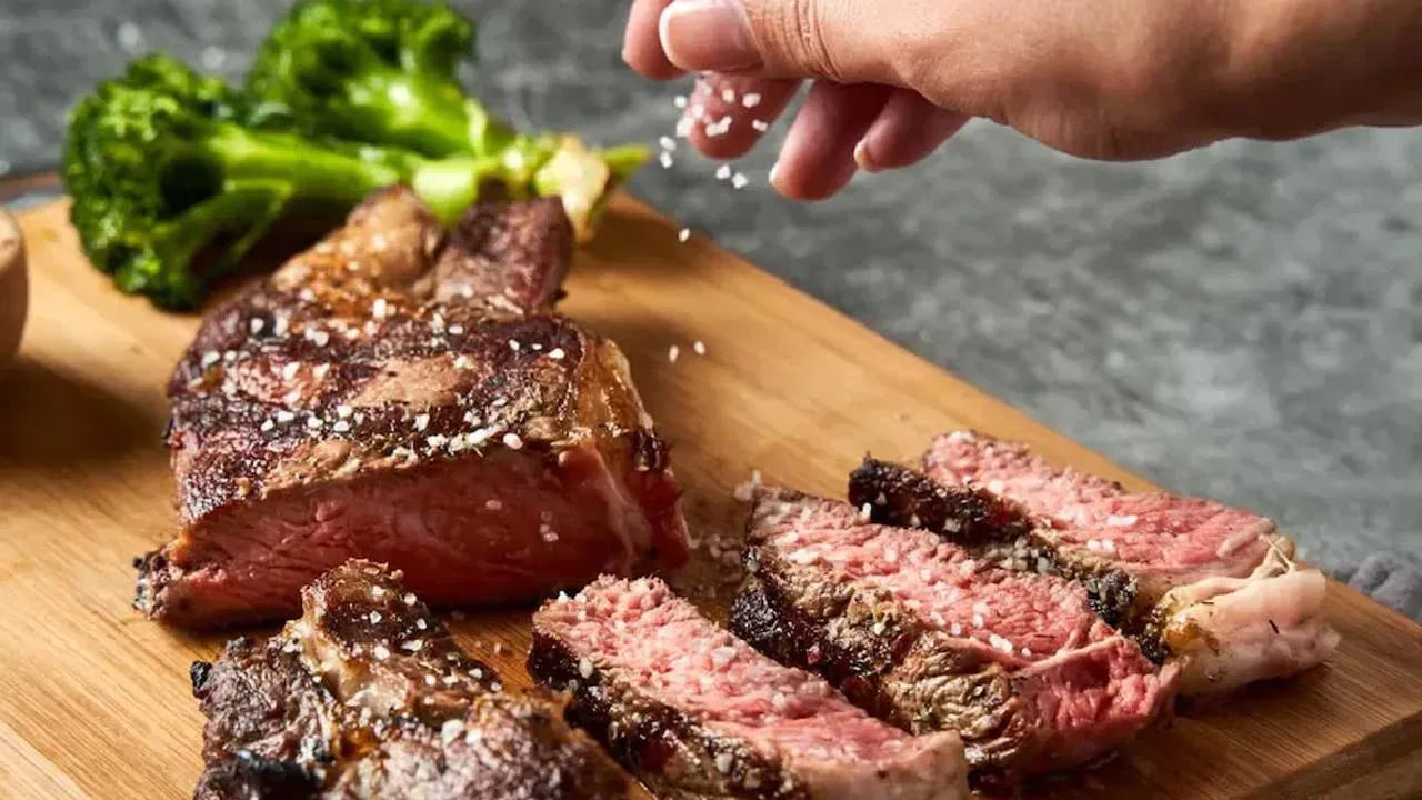 చాలా మందికి ముక్క లేనిదే ఒక్క పూట కూడా ముద్ద దిగదు. చికెన్‌, మటన్‌ ఏదైనా సరే తప్పక వారి మెనూలో ఉండాల్సిందే. అయితే చాలా మంది రెడ్ మీట్ ఎక్కువగా తింటారు. కానీ దీనిని ఎక్కువగా తీసుకోవడం వల్ల జరిగే అనర్ధాల గురించి పట్టించుకోరు. నిజానికి ఇది ఆరోగ్యానికి ప్రమాదకరం.