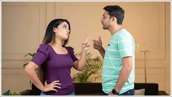 Relationship Tips: ఈ 5 అలవాట్లు భార్యాభర్తల సంబంధాన్ని దూరం చేస్తాయి.. జాగ్రత్త!