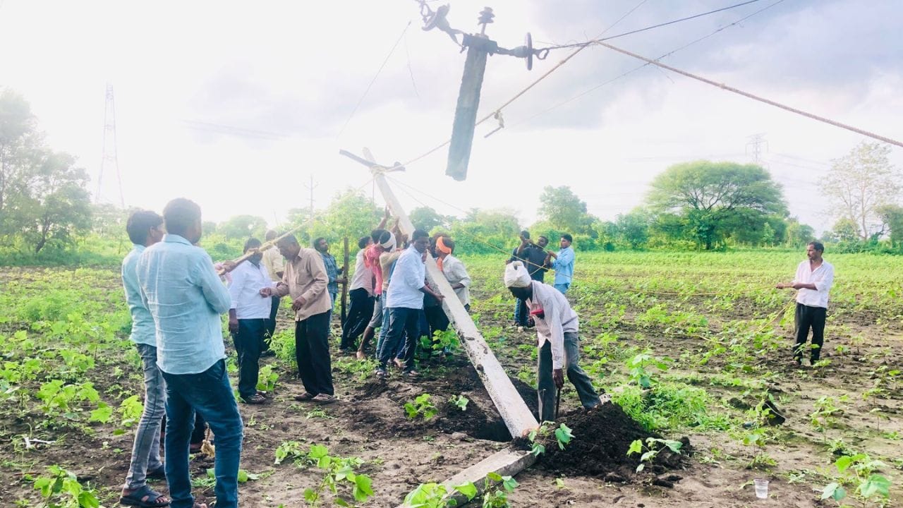 Telangana: లక్షల జీతాలు ఇచ్చేది ఇందుకేనేమో?.. అధికారి ఒడ్డున కూర్చొని.. రైతుతో మరమ్మత్తులు..